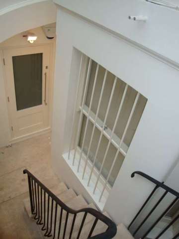  Image of Studio flat to rent in Hogarth Road London SW5 at Hogarth Rd Earls Court London, SW5 0QH