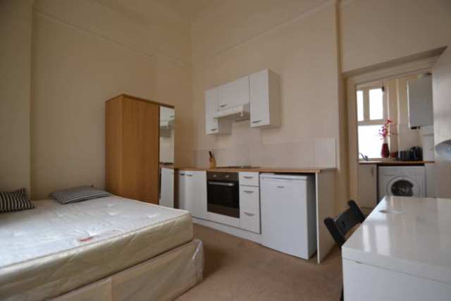  Image of Studio flat to rent in Hogarth Road London SW5 at Hogarth Road  London, SW5 0QH