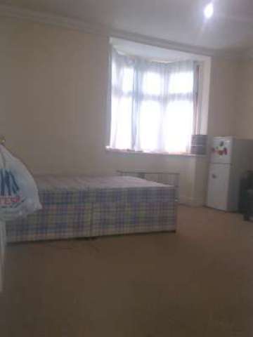  Image of House Share to rent in Holmwood Road Ilford IG3 at HOLMWOOD ROAD  SEVEN KINGS, IG3 9YA