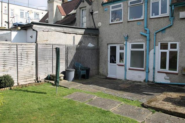  Image of 2 bedroom Maisonette to rent in London Road Morden SM4 at London Road  Morden, SM4 5AN