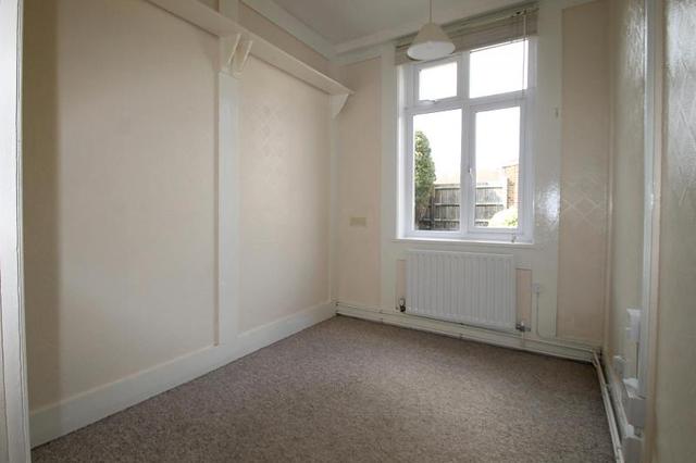  Image of 2 bedroom Maisonette to rent in London Road Morden SM4 at London Road  Morden, SM4 5AN