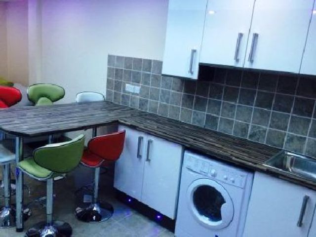  Image of 6 bedroom House Share to rent in Hubert Road Selly Oak Birmingham B29 at Selly Oak West Midlands Selly Oak, B29 6ES