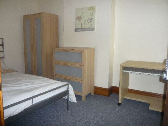  Image of 6 bedroom House Share to rent in Hubert Road Selly Oak Birmingham B29 at Selly Oak West Midlands Selly Oak, B29 6ET