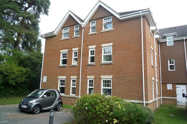  Image of 2 bedroom Flat to rent in Worth Park Avenue Crawley RH10 at Worth Park Avenue Pound Hill Crawley, RH10 3SH