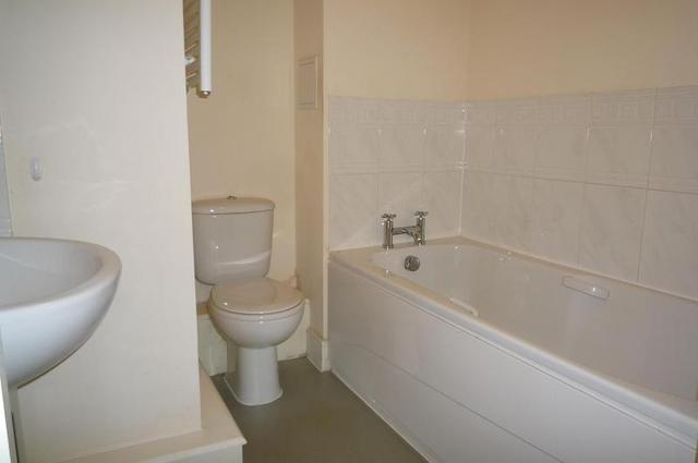  Image of 2 bedroom Flat to rent in Worth Park Avenue Crawley RH10 at Worth Park Avenue Pound Hill Crawley, RH10 3SH