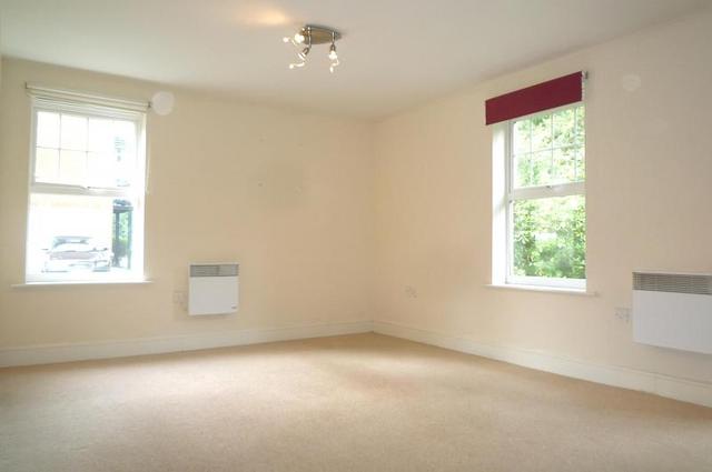  Image of 2 bedroom Flat to rent in Worth Park Avenue Crawley RH10 at Worth Park Avenue Pound Hill Crawley, RH10 3SH