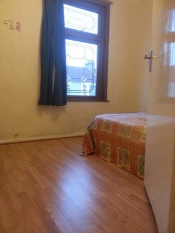  Image of 4 bedroom End of Terrace to rent in Kenilworth Gardens Ilford IG3 at KENILWORTH GARDENS SEVEN KINGS ILFORD, IG3 8DU