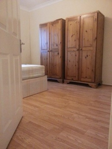  Image of 4 bedroom End of Terrace to rent in Kenilworth Gardens Ilford IG3 at KENILWORTH GARDENS SEVEN KINGS ILFORD, IG3 8DU