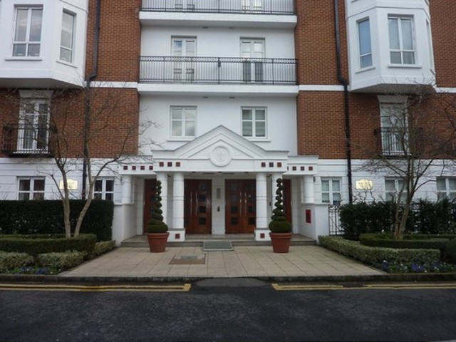  Image of 1 bedroom Ground Flat to rent in St. Marys Gate London W8 at Kensington Garden Walnut Court Kensington, London, W8 5UB