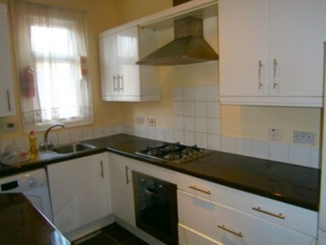  Image of 3 bedroom Flat to rent in Kensington Gardens Cranbrook Ilford IG1 at Kensington Gardens  Ilford Essex, IG1 3EL