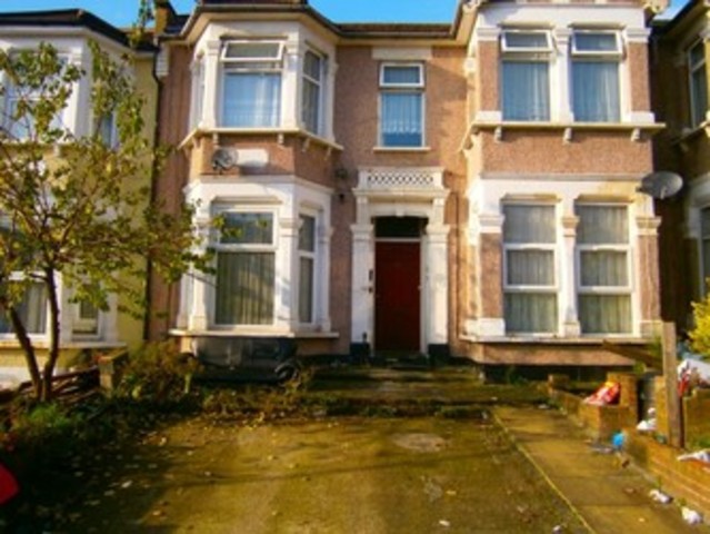  Image of 3 bedroom Flat to rent in Kensington Gardens Cranbrook Ilford IG1 at Kensington Gardens  Ilford Essex, IG1 3EL