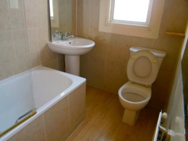  Image of 3 bedroom Flat to rent in Kensington Gardens Cranbrook Ilford IG1 at Kensington Gardens  Ilford Essex, IG1 3EL