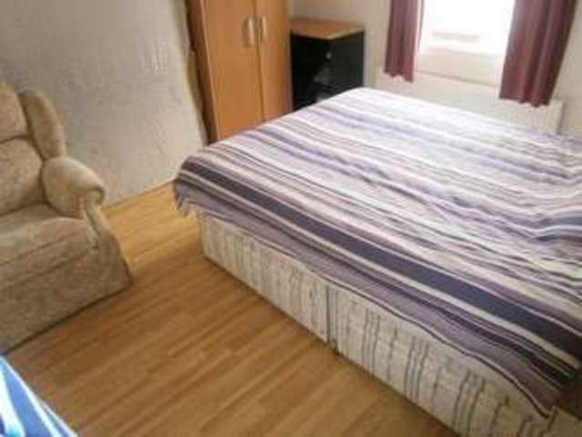  Image of 3 bedroom Flat for sale in Kensington Gardens Cranbrook Ilford IG1 at Kensington Gardens  Ilford, IG1 3EL