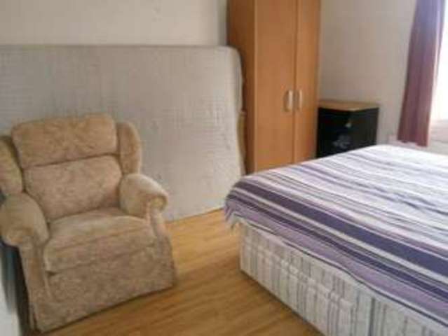  Image of 3 bedroom Flat for sale in Kensington Gardens Cranbrook Ilford IG1 at Kensington Gardens  Ilford, IG1 3EL