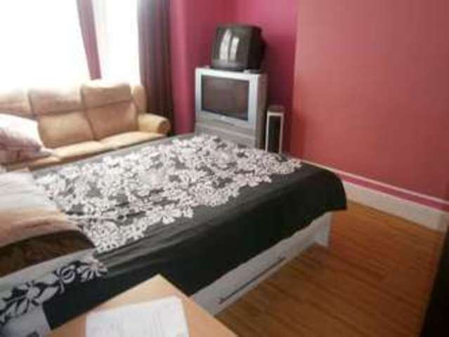  Image of 3 bedroom Flat for sale in Kensington Gardens Cranbrook Ilford IG1 at Kensington Gardens  Ilford, IG1 3EL