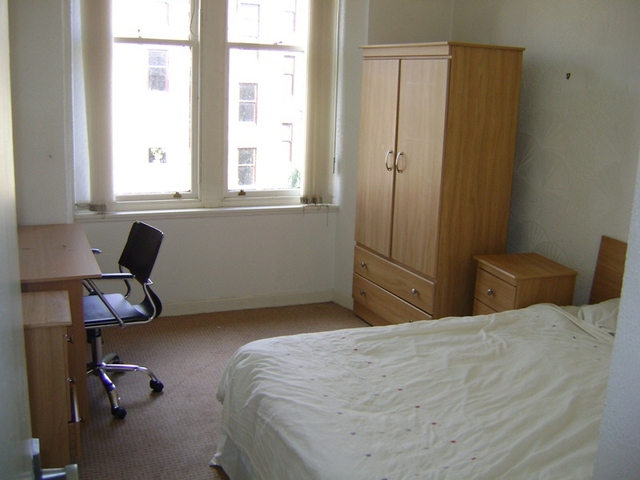  Image of 3 bedroom Flat to rent in Kilnside Road Paisley PA1 at Paisley Renfrewshire Renfrewshire, PA1 1RJ