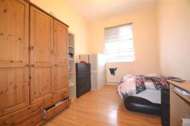  Image of 2 bedroom Apartment to rent in Kingston Road London SW20 at Raynes Park, SW20 8LX