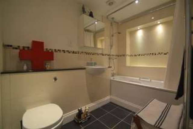  Image of 2 bedroom Apartment to rent in Kingston Road London SW19 at South Wimbledon, SW19 1LH