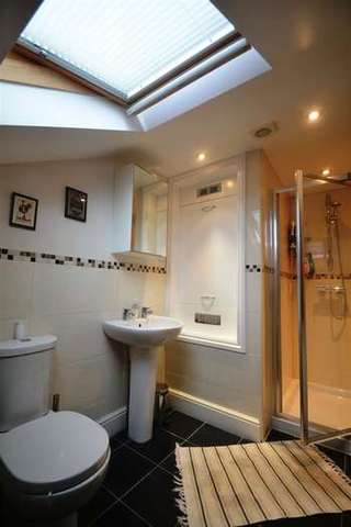  Image of 2 bedroom Apartment to rent in Kingston Road London SW19 at South Wimbledon, SW19 1LH