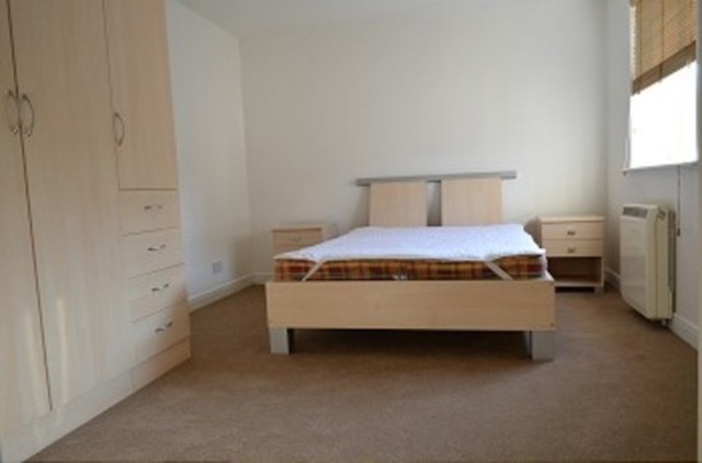  Image of 2 bedroom Flat to rent in Kirkland Drive Enfield EN2 at Kirkland Drive Holtswhite Hill Enfield Chase, EN2 0RT