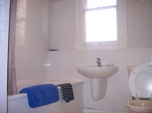  Image of 3 bedroom Flat to rent in Lakeside Road London N13 at Lakeside Road  Palmers Green, N13 4PS