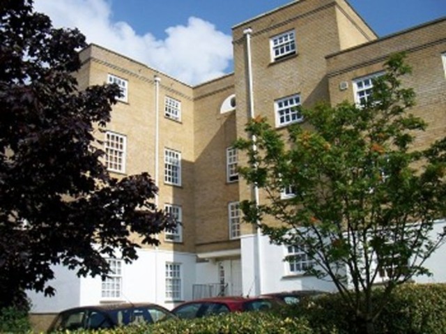  Image of 2 bedroom Flat to rent in Leigh Hunt Drive London N14 at Leigh Hunt Drive  Southgate, N14 6DF