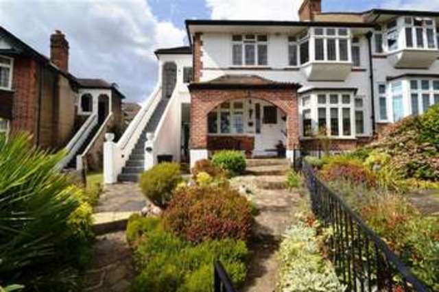  Image of 2 bedroom Apartment to rent in Lismore Woodside London SW19 at Wimbledon, SW19 7AZ