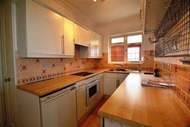  Image of 2 bedroom Apartment to rent in Lismore Woodside London SW19 at Wimbledon, SW19 7AZ