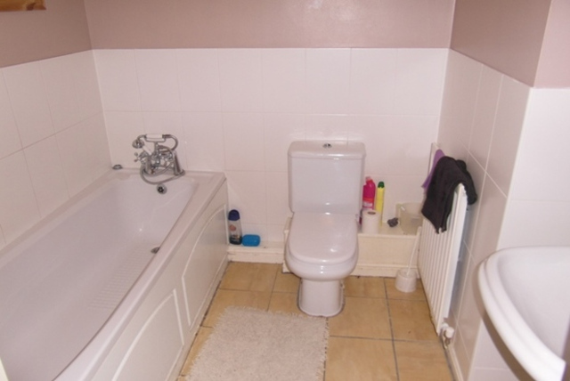  Image of 4 bedroom Terraced house to rent in Lockwell Road Dagenham RM10 at Lockwell Road Dagenham Essex, RM10 7RE