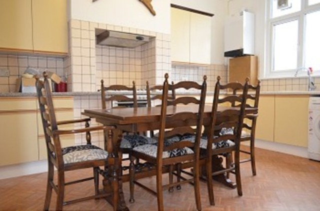  Image of 3 bedroom Apartment to rent in Lodge Mansions Parade Green Lanes London N13 at Lodge Mansion Parade Green Lanes Palmers Green, N13 5TS