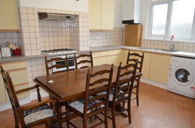  Image of 3 bedroom Apartment to rent in Lodge Mansions Parade Green Lanes London N13 at Lodge Mansion Parade Green Lanes Palmers Green, N13 5TS