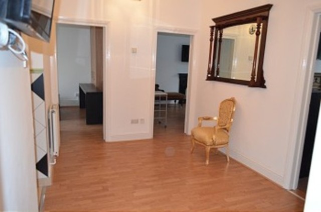  Image of 3 bedroom Apartment to rent in Lodge Mansions Parade Green Lanes London N13 at Lodge Mansion Parade Green Lanes Palmers Green, N13 5TS