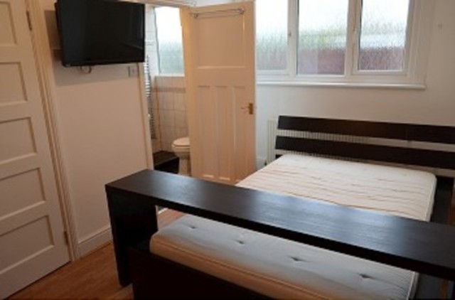  Image of 3 bedroom Apartment to rent in Lodge Mansions Parade Green Lanes London N13 at Lodge Mansion Parade Green Lanes Palmers Green, N13 5TS