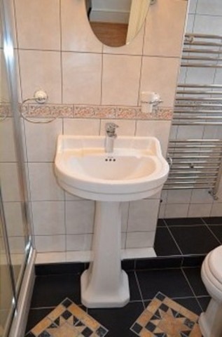  Image of 3 bedroom Apartment to rent in Lodge Mansions Parade Green Lanes London N13 at Lodge Mansion Parade Green Lanes Palmers Green, N13 5TS