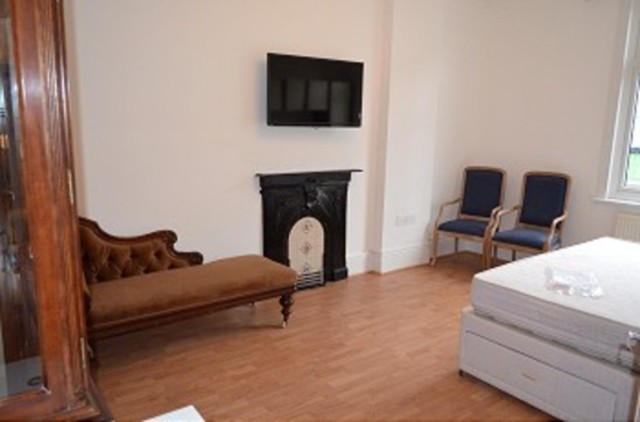  Image of 3 bedroom Apartment to rent in Lodge Mansions Parade Green Lanes London N13 at Lodge Mansion Parade Green Lanes Palmers Green, N13 5TS