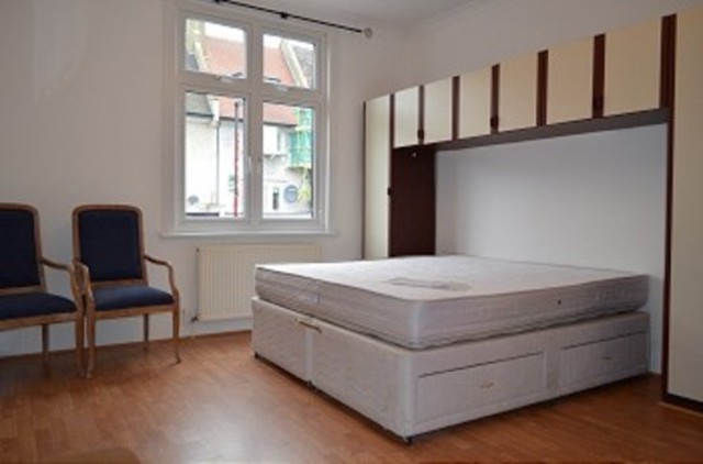  Image of 3 bedroom Apartment to rent in Lodge Mansions Parade Green Lanes London N13 at Lodge Mansion Parade Green Lanes Palmers Green, N13 5TS
