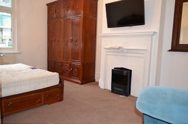  Image of 3 bedroom Apartment to rent in Lodge Mansions Parade Green Lanes London N13 at Lodge Mansion Parade Green Lanes Palmers Green, N13 5TS