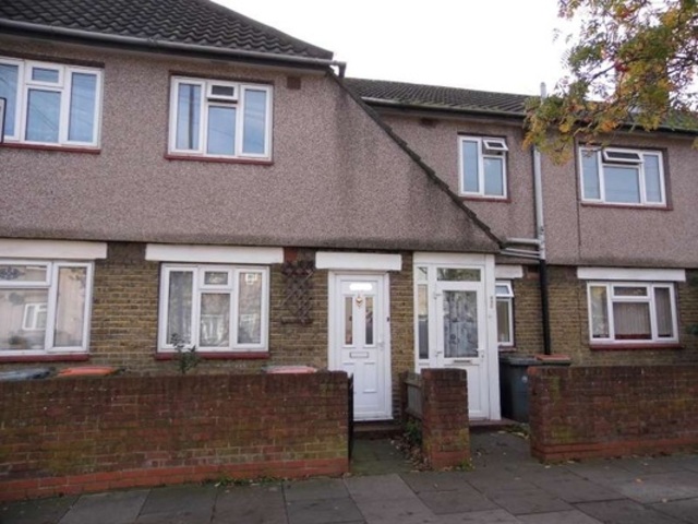  Image of 3 bedroom Flat to rent in Lonsdale Avenue London E6 at Lonsedale Avenue  London, E6 3PL