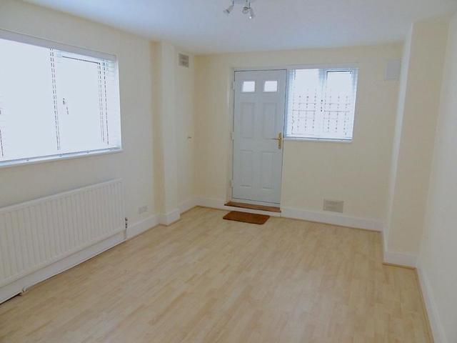  Image of 1 bedroom Ground Flat to rent in Lordship Lane London SE22 at East Dulwich, SE22 8JF