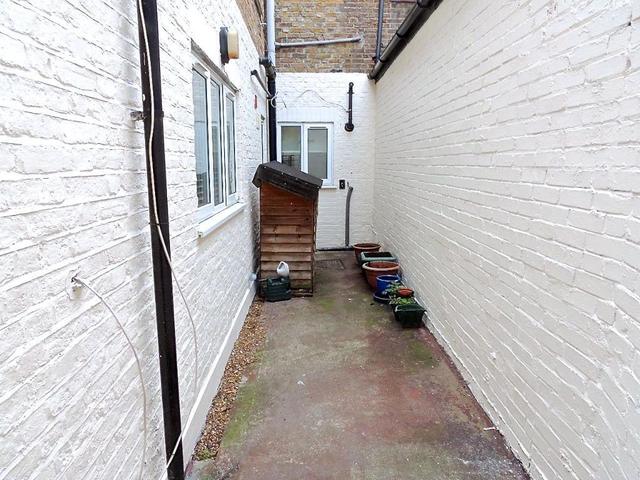  Image of 1 bedroom Ground Flat to rent in Lordship Lane London SE22 at East Dulwich, SE22 8JF