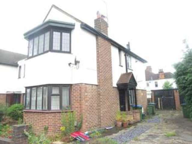  Image of 2 bedroom Maisonette to rent in Lyndale Hampton Court Way Thames Ditton KT7 at Lyndale  Thames Ditton, KT7 0LR