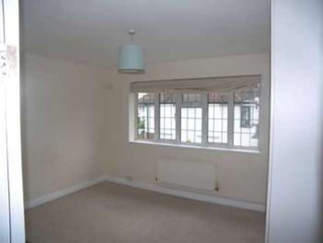  Image of 2 bedroom Maisonette to rent in Lyndale Hampton Court Way Thames Ditton KT7 at Lyndale  Thames Ditton, KT7 0LR