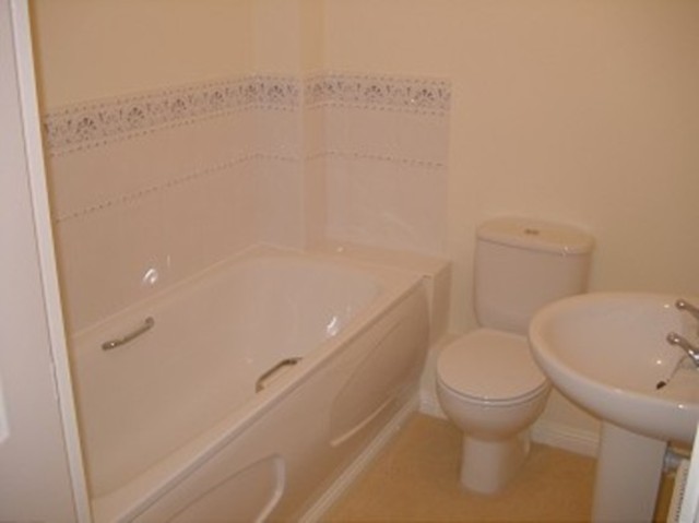  Image of 2 bedroom Flat to rent in Madeleine Close Chadwell Heath Romford RM6 at Madeleine Close  Chadwell Heath, RM6 4BJ