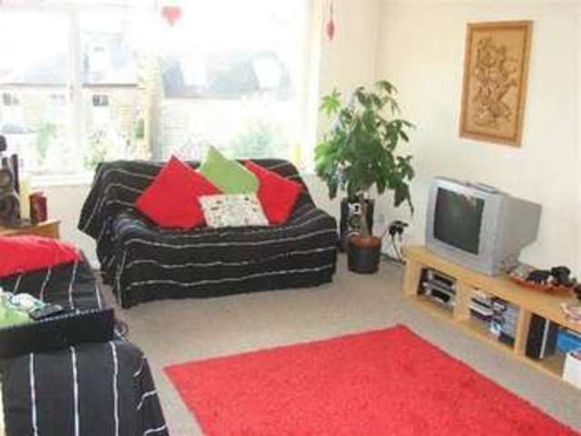  Image of 2 bedroom Apartment to rent in Melbury Gardens London SW20 at Cottenham Park, SW20 0DJ