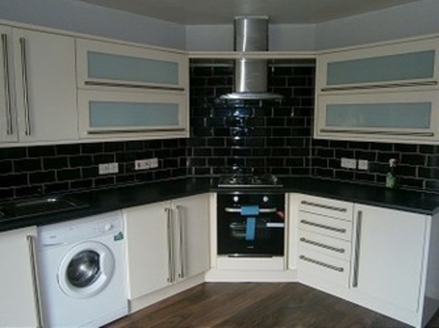  Image of 3 bedroom Ground Flat to rent in Memorial Avenue London E15 at Memorial Avenue  West Ham, E15 3BT
