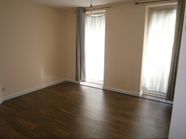  Image of 3 bedroom Ground Flat to rent in Memorial Avenue London E15 at Memorial Avenue  West Ham, E15 3BT