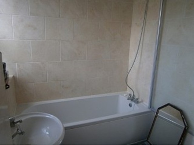  Image of 3 bedroom Ground Flat to rent in Memorial Avenue London E15 at Memorial Avenue  West Ham, E15 3BT