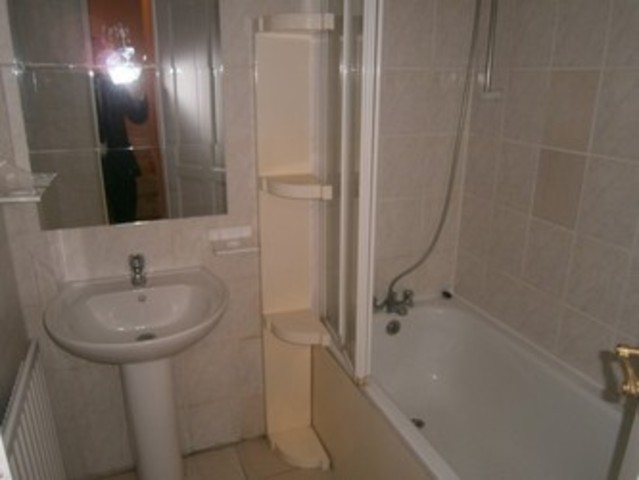  Image of 2 bedroom Flat to rent in Mitcham Road London E6 at Micham Road  East Ham, E6 3NF