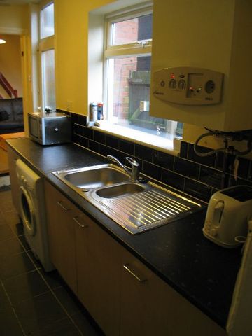  Image of 4 bedroom House Share to rent in Milner Road Selly Oak Birmingham B29 at Selly Oak West Midlands Selly Oak, B29 7RG