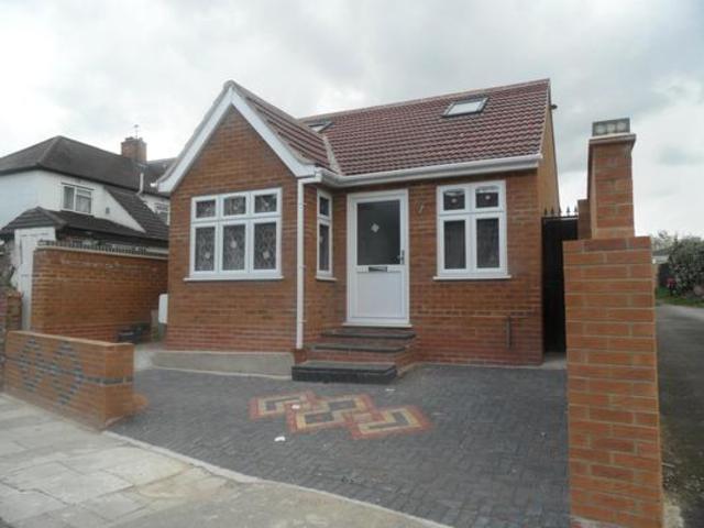  Image of 2 bedroom Detached house to rent in Eastern Avenue Ilford IG2 at Milton Crescent  Gants Hill, IG2 7RT